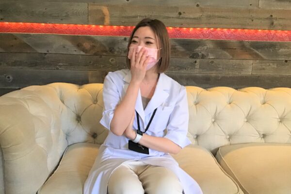 心身を整えるトータルメンテナンスをされている小澤様。共有スペースを活用することで、お客様との会話が増え、距離が近づきました。