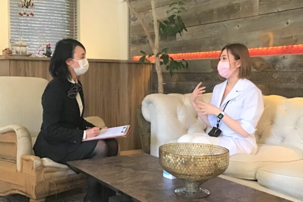 心身を整えるトータルメンテナンスをされている小澤様。共有スペースを活用することで、お客様との会話が増え、距離が近づきました。