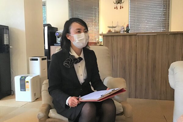 心身を整えるトータルメンテナンスをされている小澤様。共有スペースを活用することで、お客様との会話が増え、距離が近づきました。